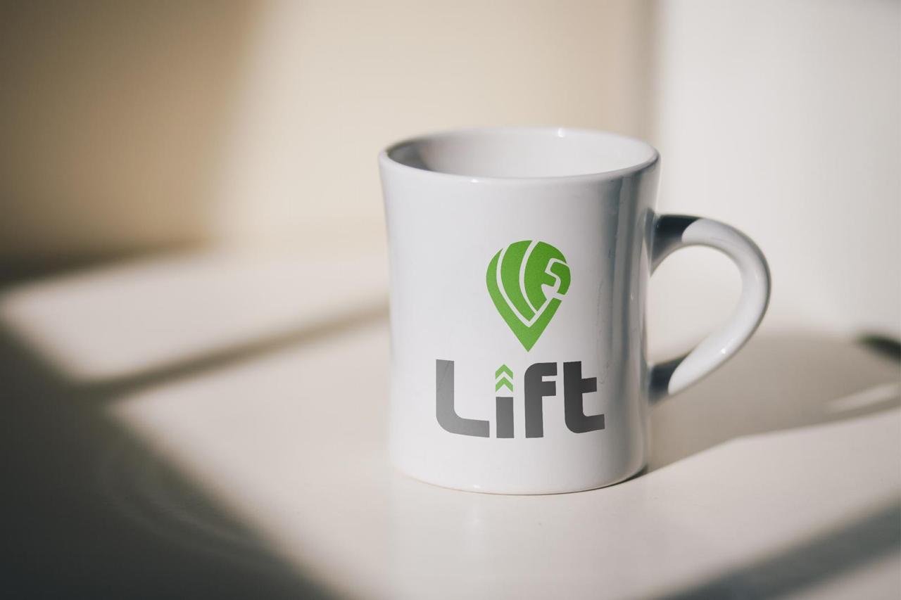 Lift Taxi clean vehicles and professional driver service